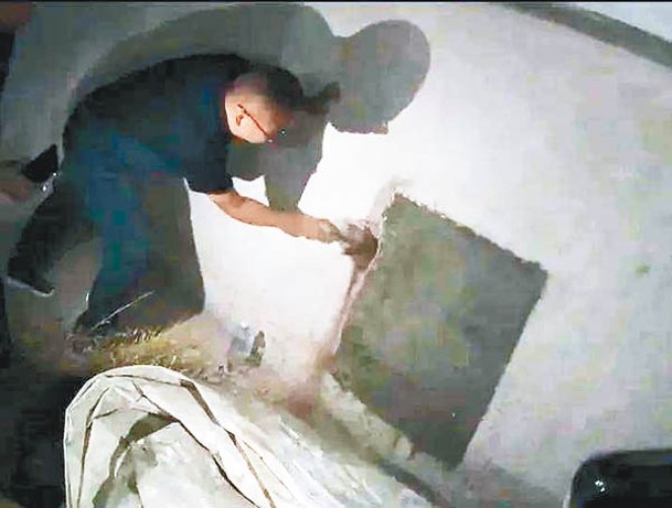 辦案人員發現傅國平把現金贓款埋在家中牆壁內。