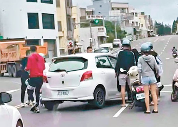 私家車司機遭電單車觀光客圍毆。