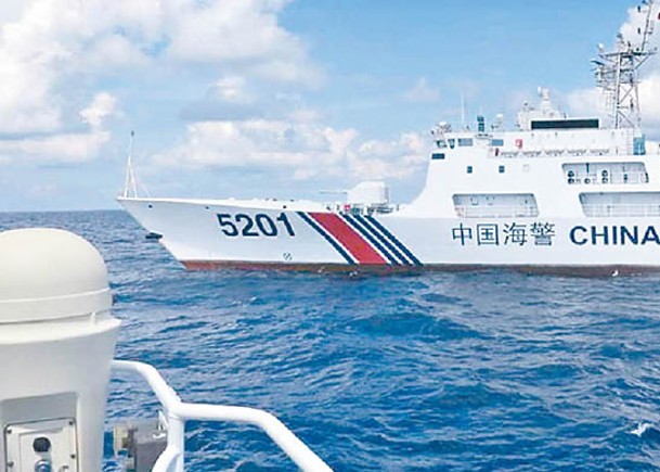 中國海警船5201攔截菲律賓海岸防衞隊巡邏船。