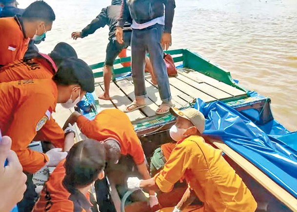 當地的救援人員尋回遇難者遺體。