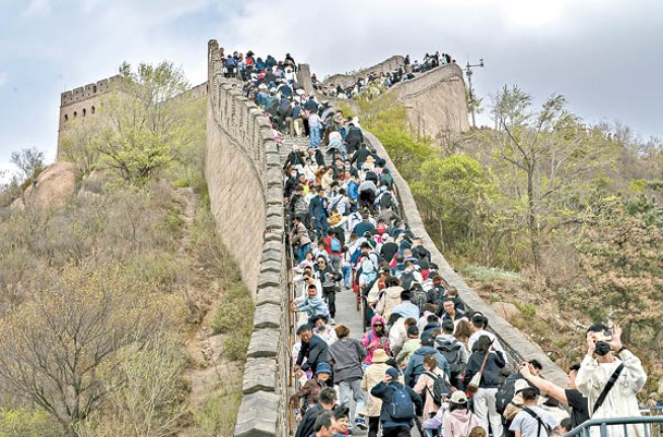 北京長城人頭湧湧。（Getty Images圖片）