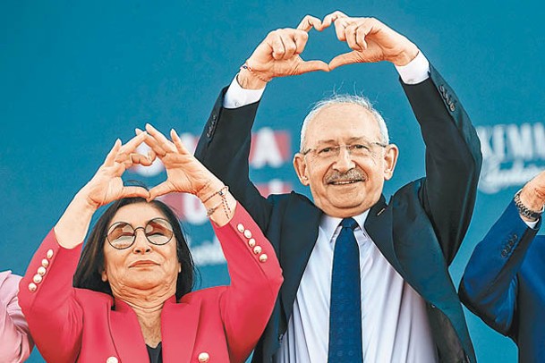 反對派科勒齊達奧盧（右）向支持者做出心形手勢。（Getty Images圖片）