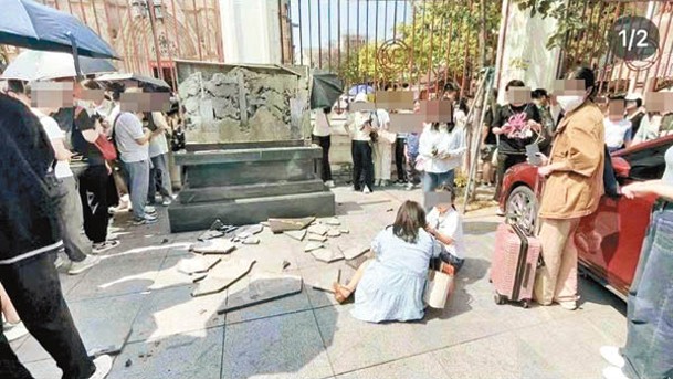 廣州：有遊客在廣州聖心大教堂爬上石碑拍照後弄碎石碑。