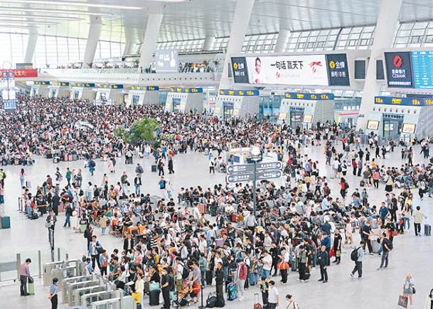 五一假期的浙江杭州東站，有大批旅客候車。（中新社圖片）