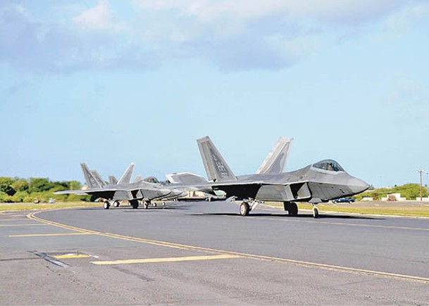 美國空軍從夏威夷州出動F22隱形戰機。