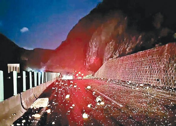 保山市有道路在地震後布滿亂石。