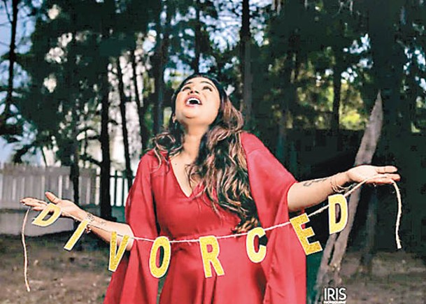 印度婦顛覆傳統  拍照慶離婚