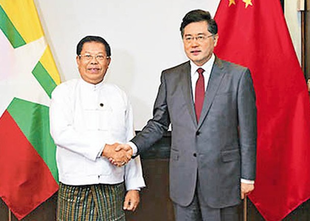 秦剛（右）到訪緬甸，提出要求緬方嚴厲打擊網絡詐騙犯罪。
