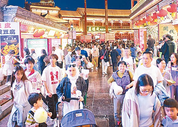 大量旅客到天津觀光。（中新社圖片）