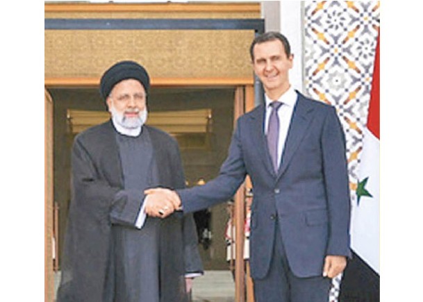 巴沙爾‧阿薩德（右）與萊希（左）握手。