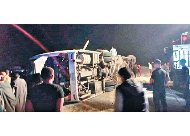 埃及巴士撼貨車 釀14死25傷