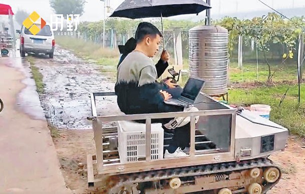 張天玉（前）與友人測試農藥無人車效能。