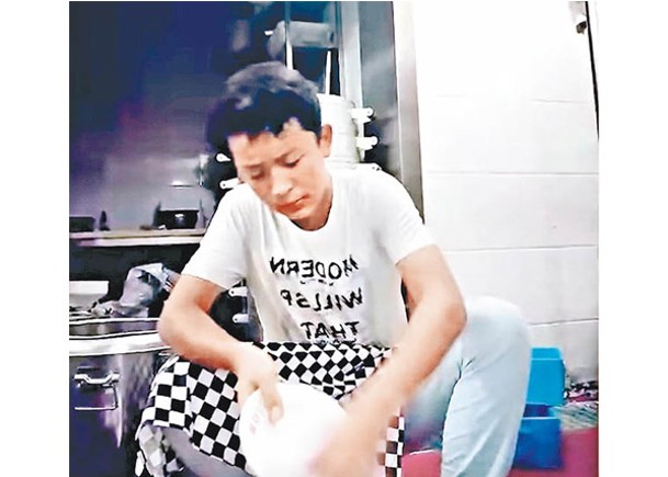 青年時的劉黎明，曾經從事洗碗工作。