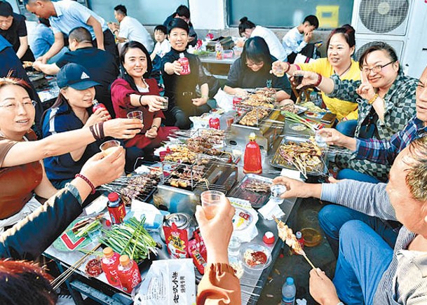 山東淄博憑燒烤成為今年假期最受關注的旅遊目的地。