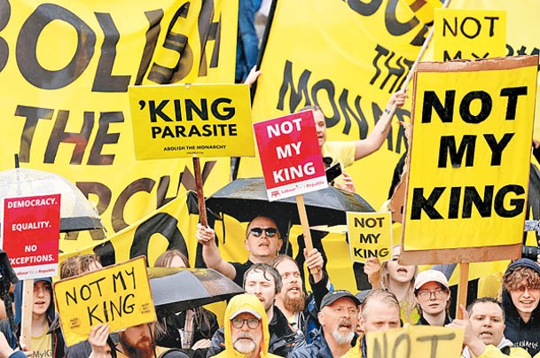 反君主制組織在倫敦白廳外示威。<br>（Getty Images圖片）