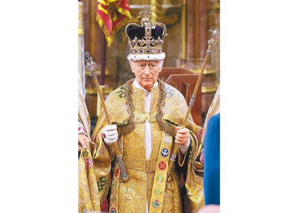 查理斯戴上聖愛德華王冠。（Getty Images圖片）