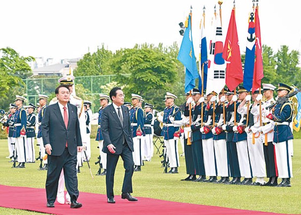 尹錫悅（左）歡迎岸田文雄（右）到訪。（Getty Images圖片）