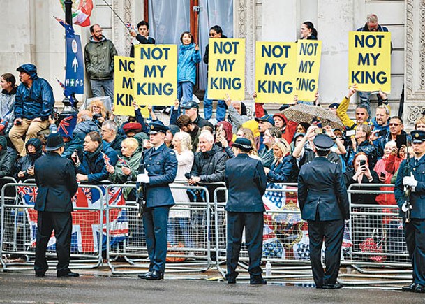 英拘反君主制組織52人  倫敦示威
