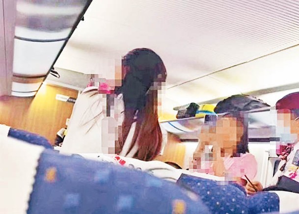 女乘客（左）與兒童母親（中）發生衝突。