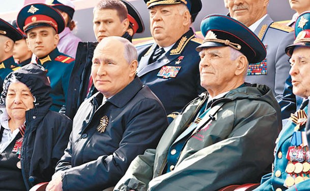普京（前中）去年在莫斯科出席衞國戰爭勝利日閱兵。