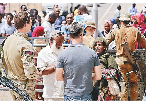 蘇丹政府軍撤走平民。