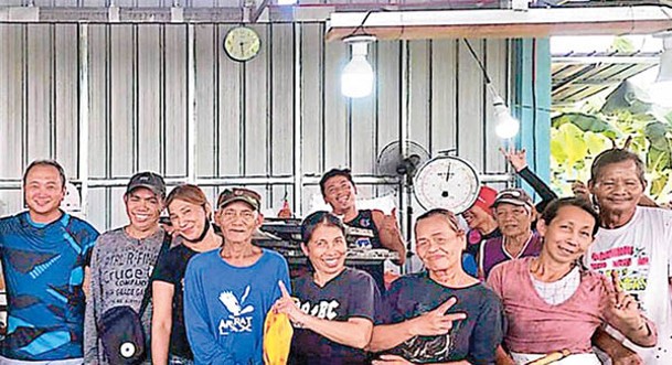 菲律賓農民感謝鄭聯福（左一）的幫助。