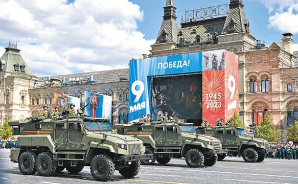 裝甲車組成編隊駛過莫斯科紅場。