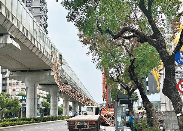 天秤擊中捷運路軌。（中時電子報圖片）