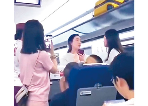 兩名女子在高鐵車廂互相出手施襲。