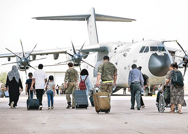 英國公民登上軍機離開蘇丹。（Getty Images圖片）
