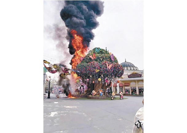 涉事雕塑起火，大量濃煙冒出。