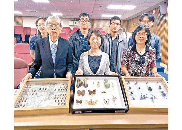 八田耕吉（前左一）向中興大學捐贈大量昆蟲標本。（中時電子報圖片）