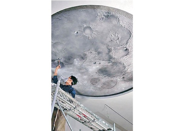林磊首次嘗試在天花板上繪製壁畫。