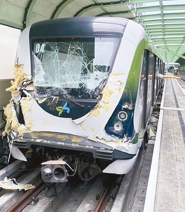 捷運列車遭異物擊中損毀。