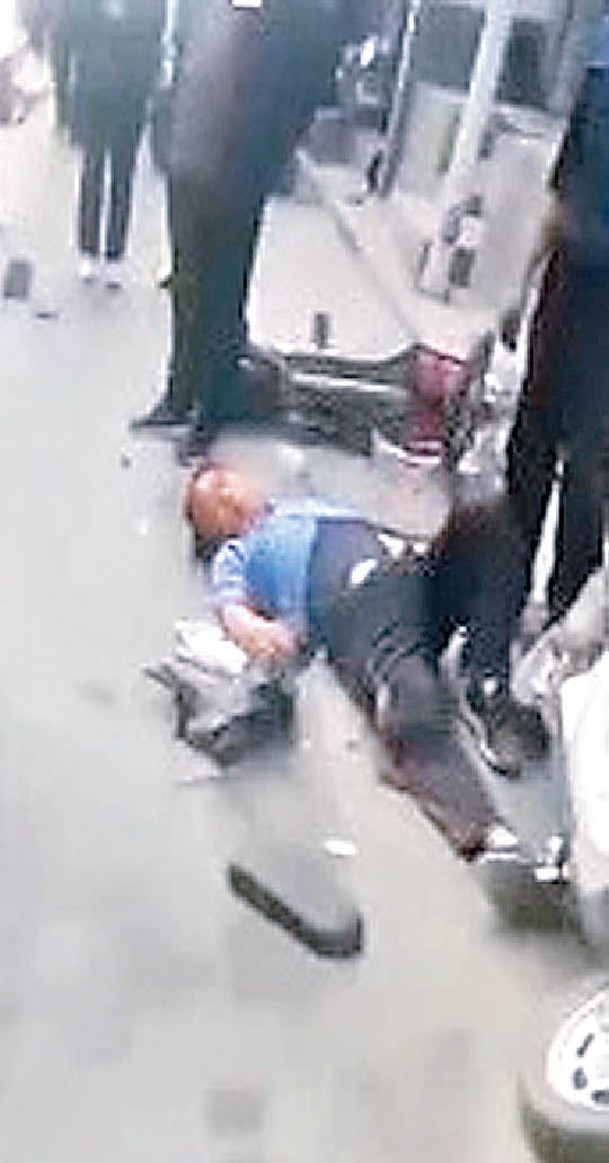 事件中傷者倒在地上奄奄一息。