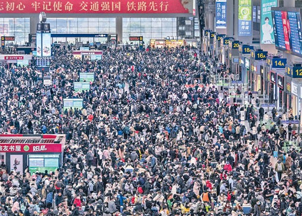 上海列車站在農曆新年來臨前人頭湧湧。（Getty Images圖片）