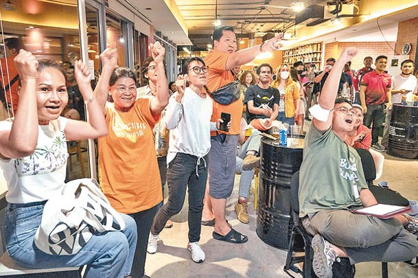 前進黨支持者在酒吧慶祝勝出選舉。