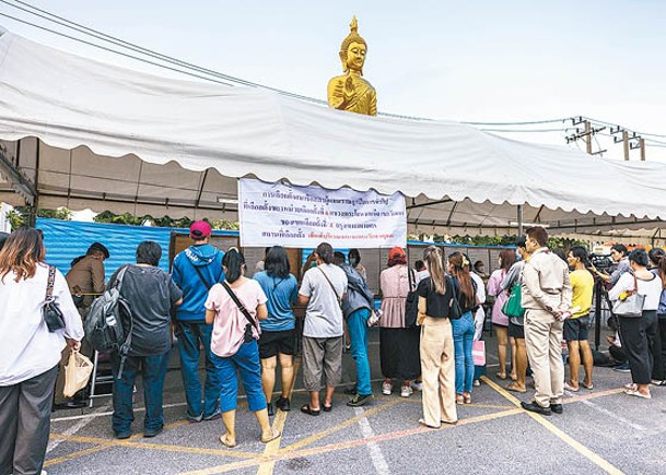 選民在曼谷一個票點觀看工作人員點票。