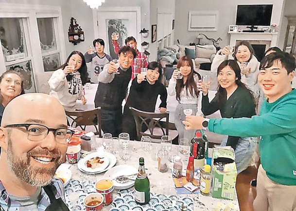 坎帕尼亞（左）與南韓遊客在家中度過快樂時光。