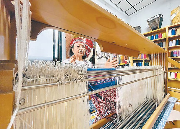 高秋梅如今仍然堅持傳統織布。（中時電子報圖片）