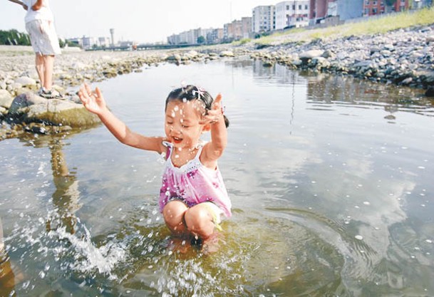 河北省張家口市一名兒童落水消暑降溫。（Getty Images圖片）