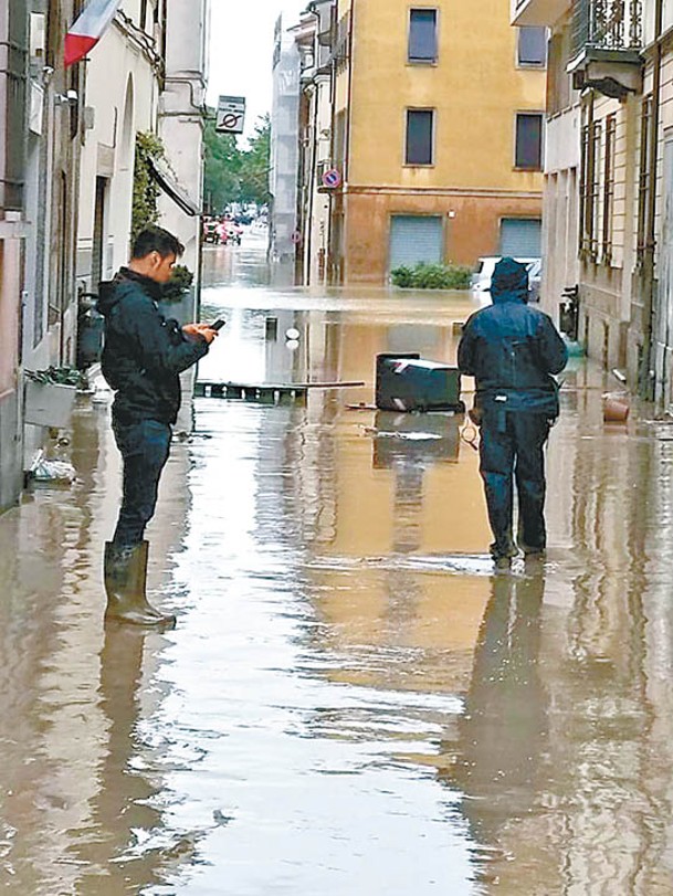 雨災造成多人死亡，數以萬計居民疏散。