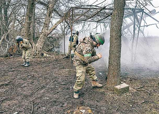烏克蘭士兵在頓涅茨克州向俄羅斯部隊發射炮彈。（Getty Images圖片）