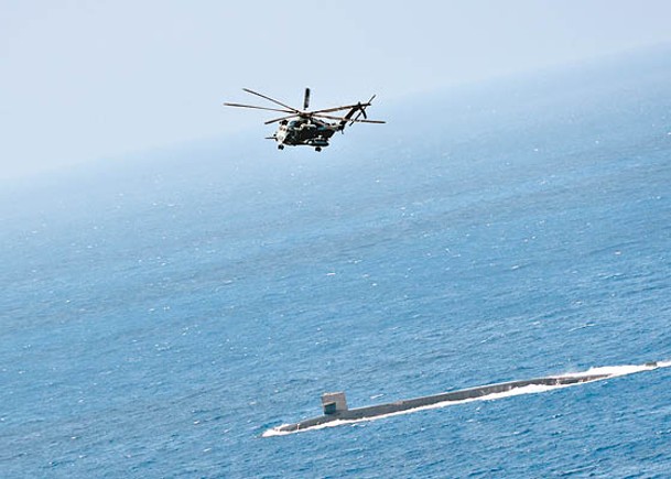 CH53E直升機與戰略核潛艇緬因號展開垂直補給行動。