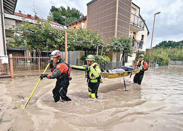 救援人員在災區協助被困的居民離開。