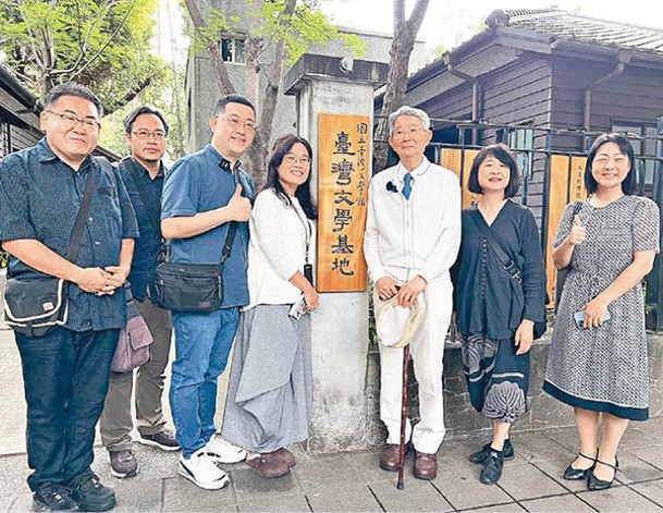 新元久（右三）今次也到訪他小時候的家，現已成為台灣文學基地。