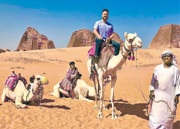 威廉斯（右二）在沙漠中騎駱駝。