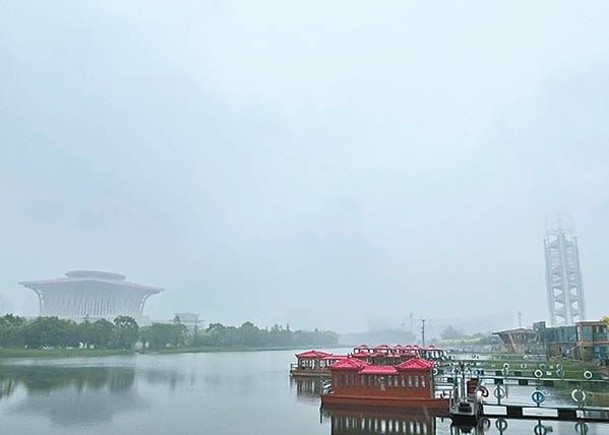 北京市連日遭遇沙塵天氣，能見度十分低。