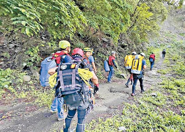 飛龍瀑布遇洪水  兩遊客身亡