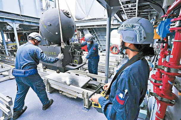 台灣海軍第一布雷艇中隊展開水雷裝載訓練。